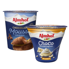 Almhof dessert met slagroom of chocolade mousse